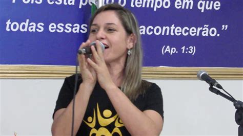 Cantora Eliane Oliveira Cantando Na Igreja De Cristo Renascer