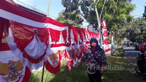 Jelang Hari Kemerdekaan Republik Indonesia Penjual Bendera Merah Putih