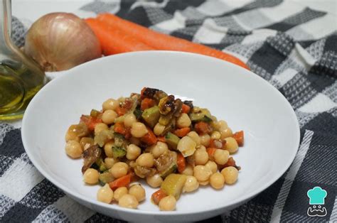 Garbanzos con verduras y huevo Receta FÁCIL