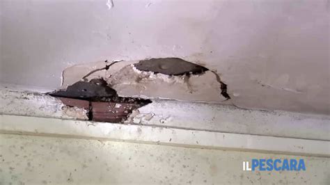 VIDEO Piove Acqua E Cadono Calcinacci Dal Soffitto Ecco Come Vive