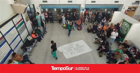 Gremios Reclamaron En El Hall Del Hospital De R O Gallegos