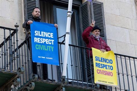 Los Vecinos Del Casco Antiguo Se Manifiestan Contra El Ruido Frente Al