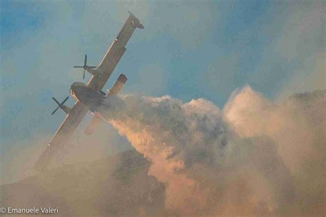 Avezzano Un Vasto Incendio Sulla Montagna Di San Pelino Due Canadair