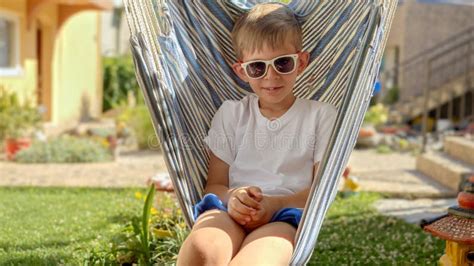 Ni O Sonriente Feliz Con Gafas De Sol Balance Ndose Y Tumbado En Hamaca