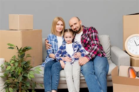 Déménagement D une Famille Dans Une Nouvelle Maison Photo Gratuite