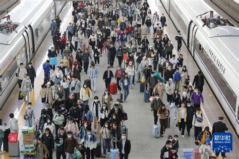 新华全媒“人潮”模式开启 “五一”各地多举措保人流车流畅通 新华网