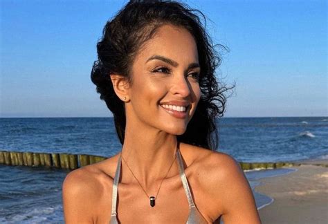 Stanęła na plaży Dół bikini robi cuda z sylwetką WP Kobieta