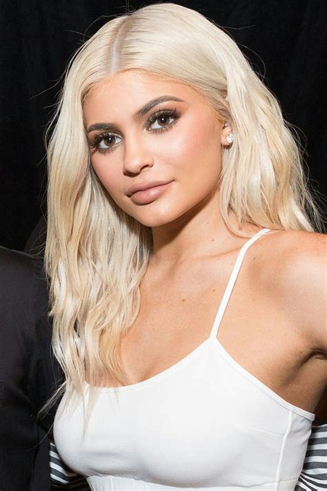 Kylie Jenner Platinum Blonde Celebrità Stile Elegante