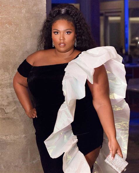 Lizzo Looks Gorgeous As She Accepts Her Bet Award About Her