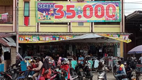 Jelang Lebaran Warga Lokal Serbu Toko Baju Serba 35 Ribu