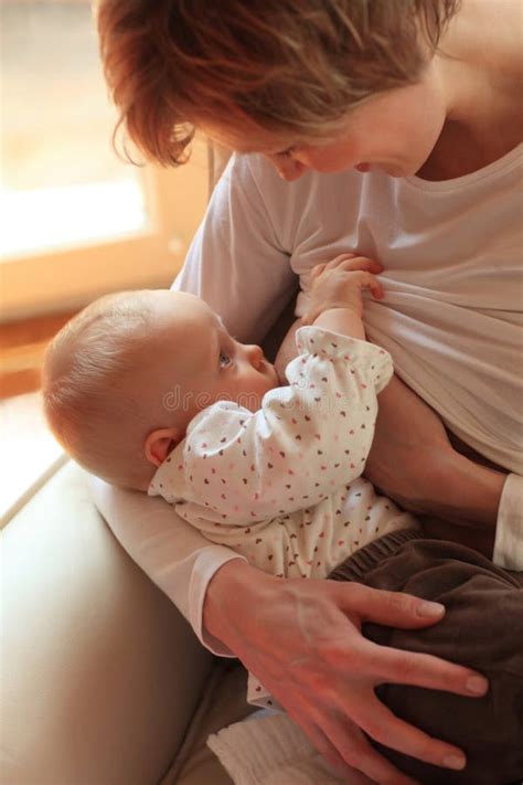 Bambino D Allattamento Al Seno Della Madre Fotografia Stock Immagine