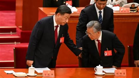 二十大：习近平轻扶胡锦涛入坐 零新聞 202210