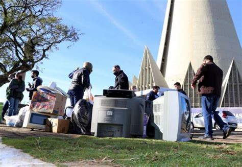 Prefeitura Coleta Res Duos E Roupas Mutir O Do Maring Recicla