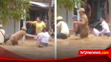 Viral Video Sejumlah Warga Selamatkan Seorang Lurah Yang Nyaris Hanyut