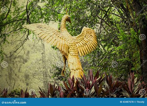 Estatua Del Oro Del Pavo Real Foto De Archivo Imagen De Vista