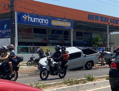 Carro Engolido Por Cratera Ap S Tubula O Da Caern Ser Rompida Na