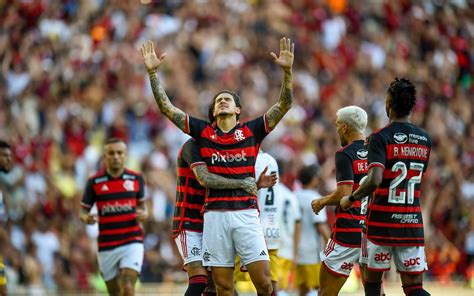 Técnico do Flamengo Tite faz coro a Fernando Diniz e detona gramado do