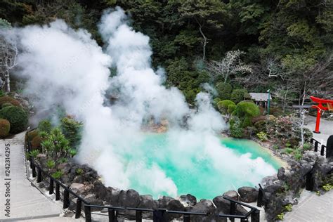 Foto De Umi Jigoku Sea Hell Blue Water One Of The Eight Hot Springs