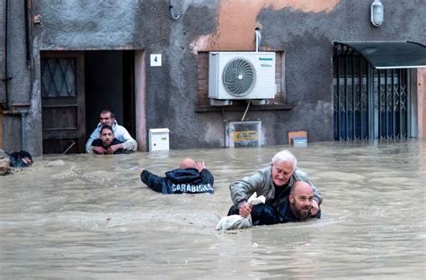 Berschwemmungen In Italien Taucher Finden Weiteren Toten Panorama