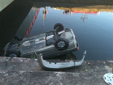 G1 Após Colisão Carro Capota E Cai No Arroio Dilúvio Em Porto Alegre