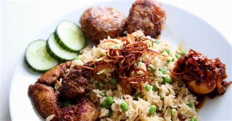 Echte Indonesische Sate Ayam Met Satesaus Nasi Goreng Indonesisch