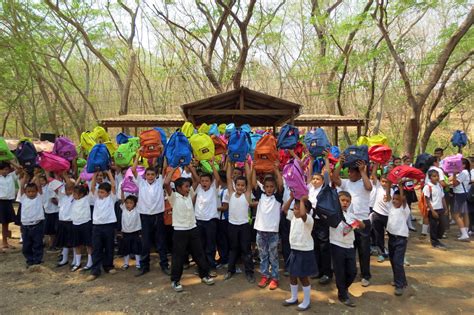 Dinant realiza donación de útiles escolares a diferentes escuelas