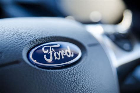 Ford interrompe produção por falta de logotipos da marca