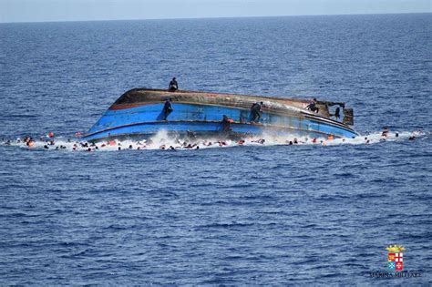 Dramáticas Imágenes De Un Naufragio En El Mediterráneo El Espectador