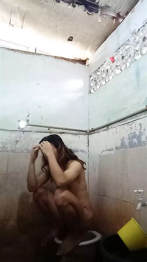 Naligo Para Mahumot Ang Dalaga Unya Gusto Na Mag Paiyot Sa Uban Xhamster