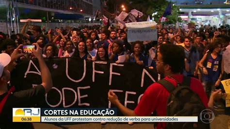 Alunos Da UFF Protestam Contra O Corte Na Verba De Universidades