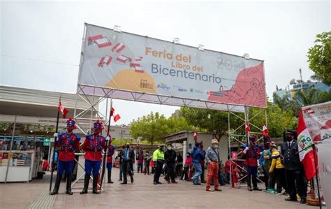 M S De Mil Personas Asistieron A La Feria Del Libro Del Bicentenario