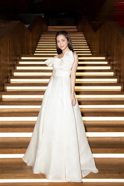 Hòa Minzy khoe body cực cháy khi diện bikini