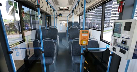 Awantura w krakowskim autobusie Seniorka przycisnęła pasażerkę do okna