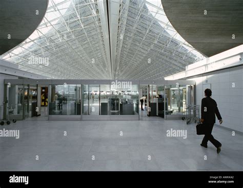 Modern airport concourse Stock Photo - Alamy