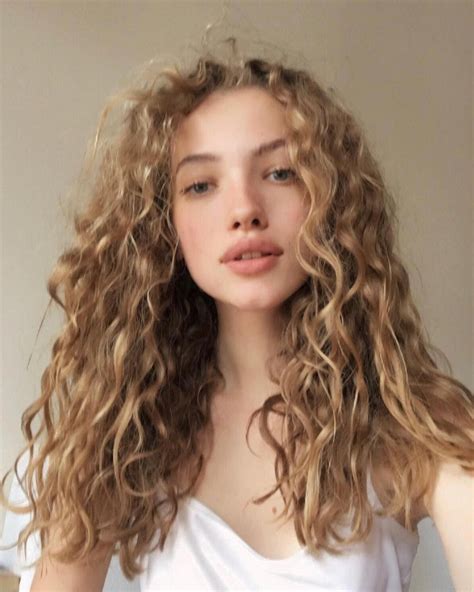 Stunning How To Style Naturally Wavy Hair White Girl Trend This Years Stunning And Glamour