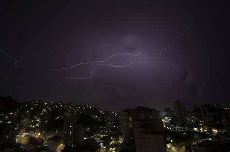 Mês Mais Mortal Da Pandemia Março Terminou Com Tempestade De Raios A