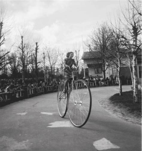 Livre Les V Los De Doisneau La Bicyclette Dans L Il Du