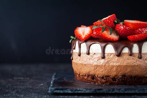 Pastel De Tres Chocolates Con Goteos De Chocolate Sobre Fondo Negro