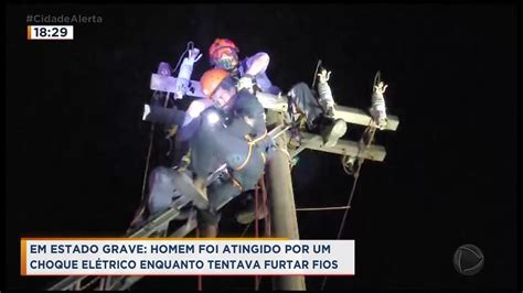 Homem leva choque de 13 mil volts após tentar furtar fios de poste em