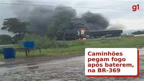 Em colisão frontal duas carretas pegam fogo e caminhão que era