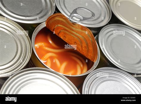 Años De La Lata Un Bodegón Imagen De Un Grupo De Latas Con Un Medio