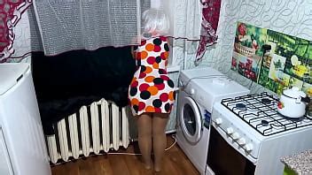 Es bueno cuando el pene está apretado en el culo maduro de una madrastra cuando tiene sexo anal