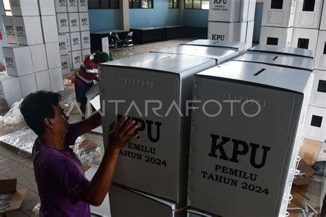 Perakitan Kotak Suara Pemilu 2024 Di Madiun ANTARA Foto