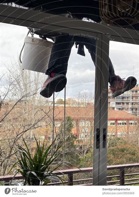 Arbeiter Beim Reinigen Der Fenster Eines Hochhaus Wohnblocks In Rio De