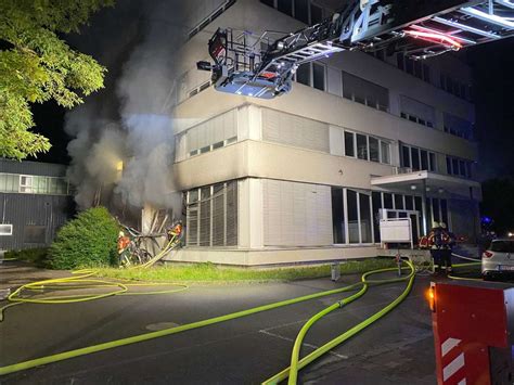 Feuerwehr im Einsatz Gebäude steht in Weil am Rhein in Brand Weil am