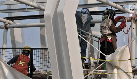 FOTO Pembangunan Skybridge Stasiun LRT Halte Transjakarta Velodrome