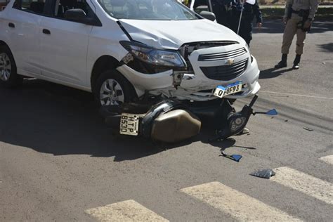 Moto para embaixo de carro e duas vítimas ficam feridas Dourados