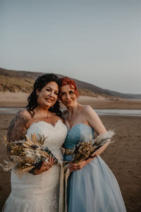 Dramatic Romantic Beach Wedding with Dried Flowers | Horseshoe Flowers