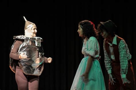 Grupo De Teatro Encerra O Ano A Apresenta O M Gico De Oz Col Gio