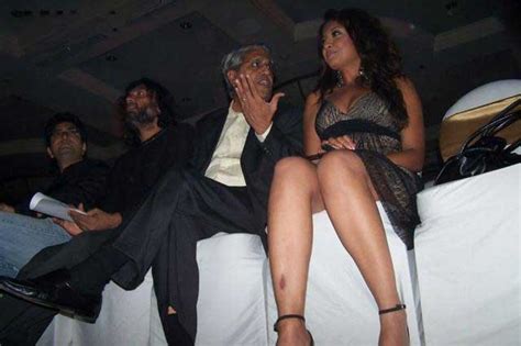 Tanushree Dutta Hot Cleavage And Thighs Hot Actress Sexy Pics